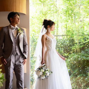 陽光が木々の隙間から差し込み神秘的な魅力と木のぬくもりを感じられるアットホームな挙式会場|ホテルフラッグス佐世保九十九島の写真(52374058)