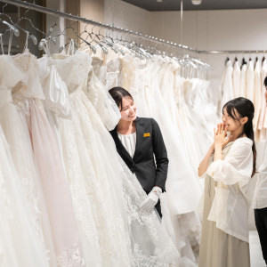 【九州トップクラスのドレス所有数】自社ドレスブティック『ティアラブティック』。ブラインド衣裳や最新トレンドを抑え、グループ内での取り寄せレンタルも可能◎|ホテルフラッグス佐世保九十九島の写真(54709544)