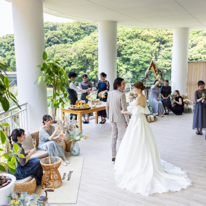 気づけば周りにゲストの笑顔が集まるような、そんな時間こそ披露宴にとって大切な時間であると。普段通りに振る舞う笑顔を誘発できるような暖かな時間を過ごそう。|ホテルフラッグス佐世保九十九島の写真(54706534)