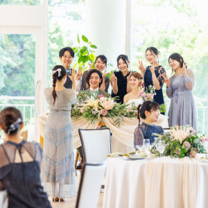 気づけば周りにゲストの笑顔が集まるような、そんな時間こそ披露宴にとって大切な時間であると。普段通りに振る舞う笑顔を誘発できるような暖かな時間を過ごそう。|ホテルフラッグス佐世保九十九島の写真(54706531)
