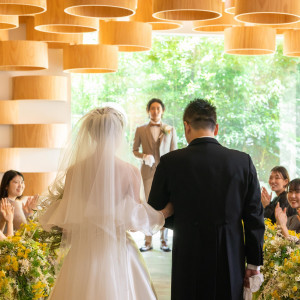 バージンロードは勾配で、新婦様のドレスがより綺麗に美しくお披露目できるように。そしてお父様と一歩ずつ進むその瞬間を大切にし、差し込む自然光がお二人の未来を照らしてくれます|ホテルフラッグス佐世保九十九島の写真(52389776)