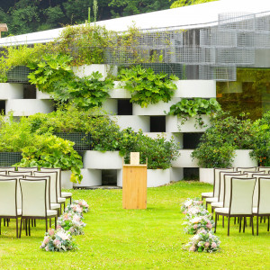 世界的建築デザイナー監修のコンセプトチャペルを背に、九十九島の自然に包まれたアットホームなセレモニーを。|ホテルフラッグス佐世保九十九島の写真(54706844)