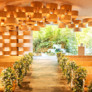 主張を抑えた、親しみやすくもどこか心地よい空間。誓いのセレモニーを尊重するかのようにシンプルに。自然とふたりに視線が集まる”ゲスト目線”にこだわった空間。|ホテルフラッグス佐世保九十九島の写真(54706383)