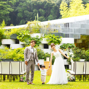 まるで海外リゾート婚をイメージさせる“ガーデンセレモニー”が叶う。カタチに捉われない、オリジナルな進行でふたりらしさを表現。|ホテルフラッグス佐世保九十九島の写真(54706827)