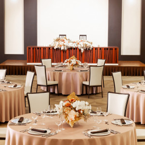 気品溢れる披露宴会場。コーディネート次第でエレガントにもキュートにも造り替えれる。大人の雰囲気を纏った空間に。|ホテルフラッグス佐世保九十九島の写真(54706549)