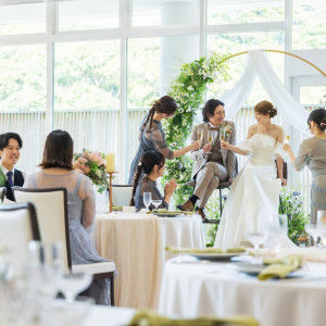 テーブルスタイルからソファー、ハイチェアなどおふたり好みの空間に。装花からテーブルクロスの組み合わせで、ふたりだけの会場をコーディネート。|ホテルフラッグス佐世保九十九島の写真(54706533)