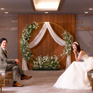 気取らないシンプルさ、落ち着きの中に気品すらも感じるモダンな雰囲気。チャペルであってチャペルでないような、飾らないおふたりらしさの表現が叶う空間に。|ホテルフラッグス佐世保九十九島の写真(54706391)