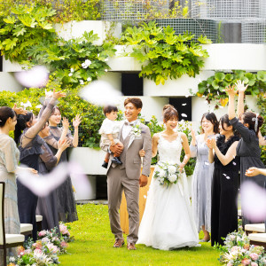 まるで海外リゾート婚をイメージさせる“ガーデンセレモニー”が叶う。カタチに捉われない、オリジナルな進行でふたりらしさを表現。|ホテルフラッグス佐世保九十九島の写真(54706826)