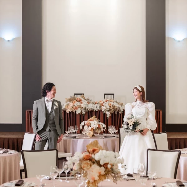 ホテルウェディングならでわの高級感あふれる広々とした空間