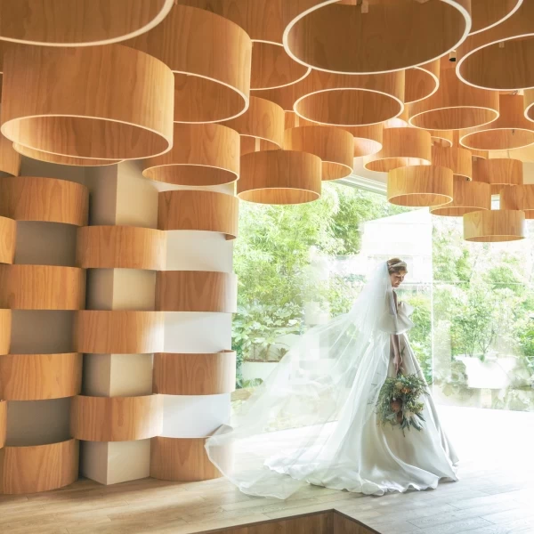 世界的有名な建築家 隈研吾がデザインしたランドチャペル 木々に囲まれ自然光が差し込む