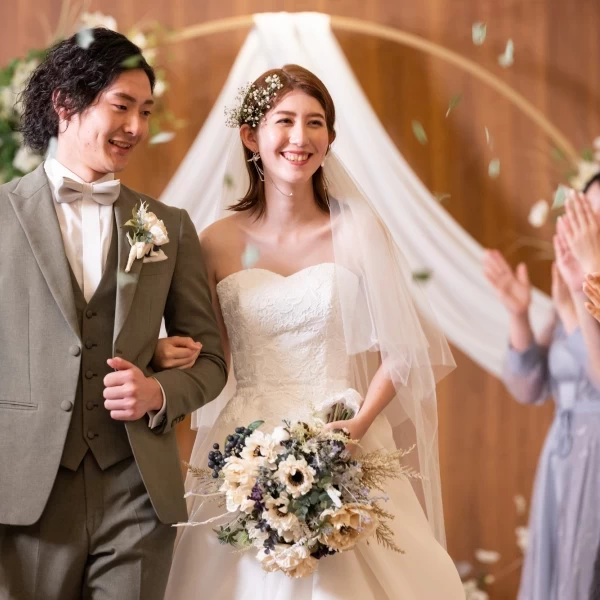 祝福に包まれて歩むウェディングロード