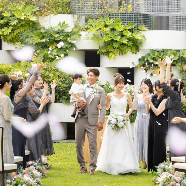 開放感あふれるガーデンで祝福を満喫