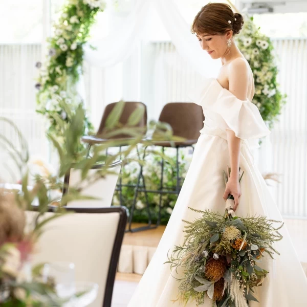 自然光が差し込む会場は、ドレス姿をより一層美しく引き立てます