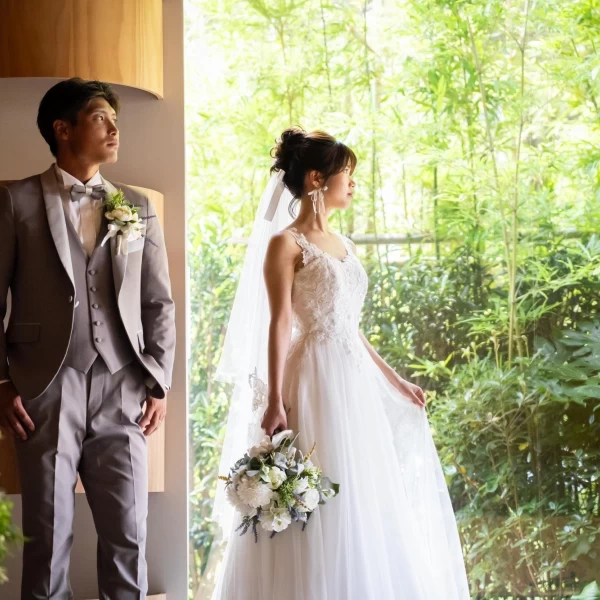 自然光に包まれる花嫁の美しい立ち姿