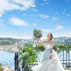 フォトスポットとしても人気のテラス。美景と青空で花嫁も自然と笑顔がこぼれる。|ルークプラザホテルの写真(7380929)