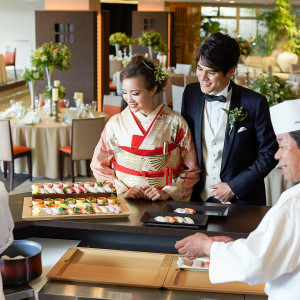 和と洋が融合したモダンスタイリッシュな空間。職人が目の前で握る寿司バーやライブ天麩羅など、食の演出が大人気！|ルークプラザホテルの写真(54410668)