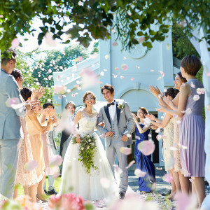 永遠の愛を誓った後は、どこまでも広がる青空と緑が開放的な気分になるプレイベートガーデンへ。青空の下ガーデンで、ゲストと一緒に祝福のフラワーシャワーをお楽しみください。|ルークプラザホテルの写真(54410675)