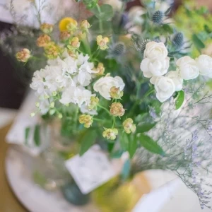 明るい陽射しが差し込む会場に合わせて色とりどりのお花をお併せて華やかな彩りを。|ルークプラザホテルの写真(1282563)