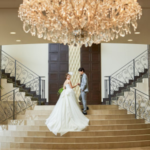 お気に入りのドレスが映える大階段で思い出の一枚を|ルークプラザホテルの写真(7381156)