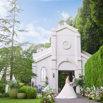 緑豊かなプライベートガーデン。リニューアルした"カリオン"は人気のフォトスポット。