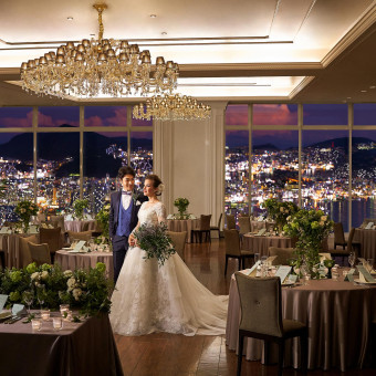 ホテルならではの、ラグジュアリーなシャンデリア。華やかな一枚が残せる。