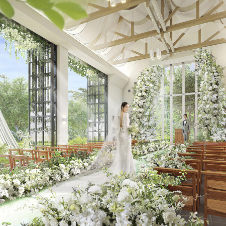 正面の祭壇には見上げるほど圧巻なフラワーアーチが飾られ、薫り立つ花々や緑に包まれながら、おふたりの誓いの瞬間を華やかに彩ります。