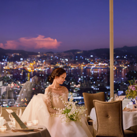 夕景から夜には、世界新三大夜景に認定された長崎港の夜景がきらきらと美しく輝き、ゲストと一緒に贅沢な時間を過ごせる。