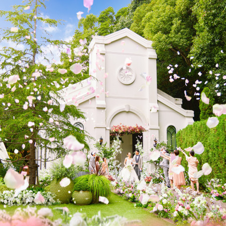 ガーデンでは、アフターセレモニーの時間を楽しんで！フォトスポットとしても人気なので、素敵な一枚を残そう。