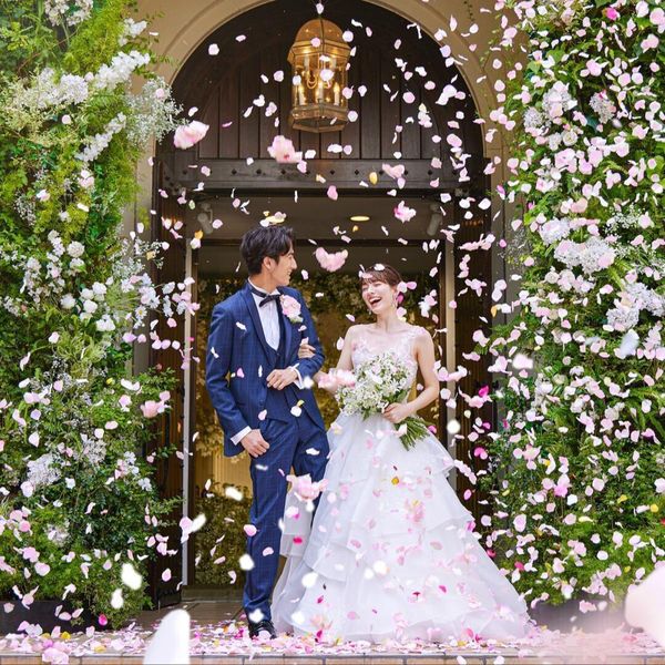 ガーデンスペースではたくさんの花々に包まれるフラワーシャワーやバルーン演出も