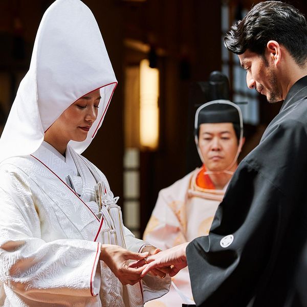厳かな空気に包まれた神殿で交わす、夫婦としての誓い。日本の伝統を大切にした心に深く刻まれる挙式を。