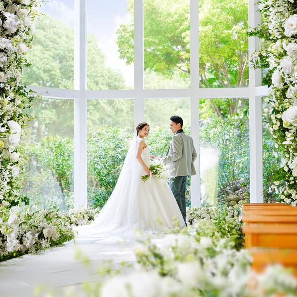 花々と緑の祝福に包まれるFLOWERチャペル。見上げるほどのフラワーアーチの下で永遠の誓いを