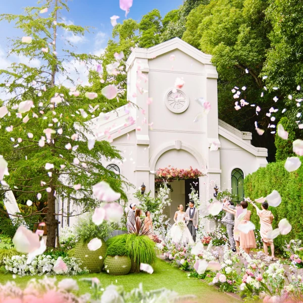 森の中の教会をモチーフとした独立型チャペル。かけがえのないお時間をお過ごしください。