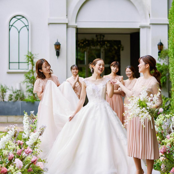 挙式後のゲストとの歓談のお時間。自然の緑に囲まれたナチュラルな雰囲気の中で自然体に過ごせる。