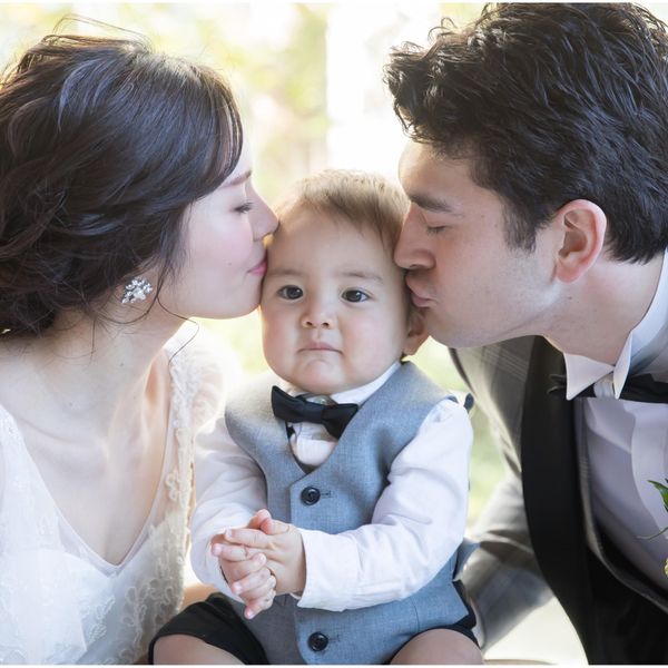 お子様も一緒に家族での誓いのキス。挙式やパーティーでもお子様が活躍できるシーンをご提案します