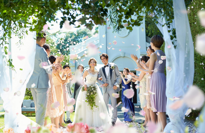 挙式後は、青空の下でのアフターセレモニーのひとときを