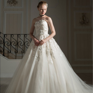 柔らかな素材感と透け感が美しいオーガンジーのドレス。花嫁をより輝かせる。|ロイヤルチェスター長崎 ホテル&リトリートの写真(2323624)