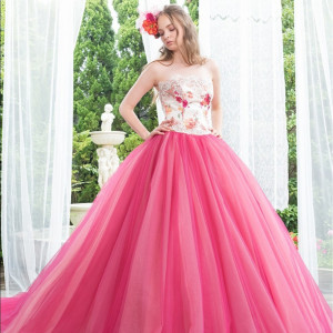 存在感のある華やかなピンクのビックライン。愛らしさが引き立つニュアンスピンクが、花嫁を一層幸せに包み込むカラードレスです。|ロイヤルチェスター長崎 ホテル&リトリートの写真(2323641)