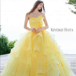 あふれるほどロマンティックなドレス。レモンキャンディカラーのスカートのボリュームは、愛らしい魅力に満ちています。|ロイヤルチェスター長崎 ホテル&リトリートの写真(2323627)