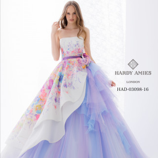 旬のパステルカラーをベースに柔らかなラベンダーの花々が印象的。凛とした中にも優しい空気感を演出したドレスです。