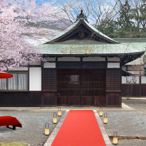 元々は儀式の前に神主が身を清める神聖な場所として使用していた、特別な空間。
日本ならではの四季を肌に感じ、大切な一日を過ごすことができます。|長野縣護國神社の写真(904228)