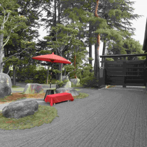 「The Saikan～斎館～」の庭は、大きな岩や苔など日本庭園の枯山水として綺麗に整備されています。|長野縣護國神社の写真(1023980)
