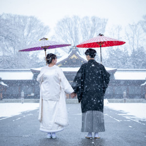 冬の雪景色は圧巻です。澄んだ空気と雪が厳かな景色をより一層引き立てます。雪と和装、番傘が風情を感じる瞬間です。|長野縣護國神社の写真(34473434)