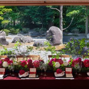 会食会場の向こうには枯山水の日本庭園が広がります。鏡開きをしたり、ゲスト全員とお写真を撮ったりと、贅沢に貸し切ってお過ごしいただけます！|長野縣護國神社の写真(2992609)