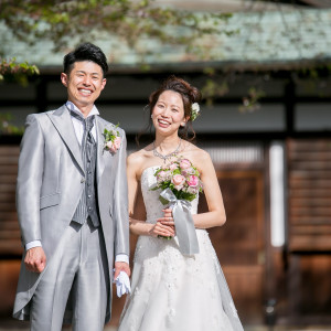 結婚式がおひらきとなった後、ゆっくり撮影も可能です♪リラックスした笑顔が素敵！|長野縣護國神社の写真(15478921)