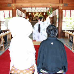 神社での結婚式では伝統儀式として「巫女の舞」を現在も行っております。神様の恵みに感謝する舞として行います。|長野縣護國神社の写真(15479192)