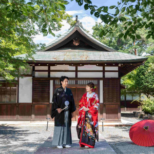 隠れ家的な「The Saikan～斎館～」の前で撮影♪
入場前にこっそりふたりの撮影を行います。|長野縣護國神社の写真(2992614)
