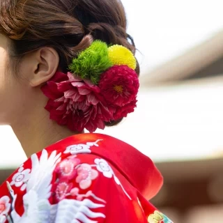 ヘッド装花も色打掛の色と併せて、マムを使って可愛らしく♪