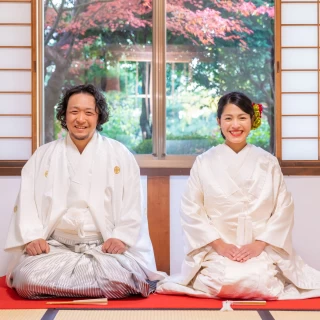 「結婚しました」和装で2人座っての撮影シーンも素敵！