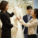 結婚式当日は女性にとってかけがえのないひと時。最高に輝けるあなたでいられるように、メイク、小物、衣裳など様々なご準備をいたしております。ご要望はなんでもお伝え下さい。