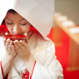 伝統的な日本古来の式典が執り行われるのにふさわしい神殿。
厳粛な中にも格調高く、世代が変わっても受け継がれていく日本の伝統儀式。誓詞を奏上し三々九度の杯を交わします。